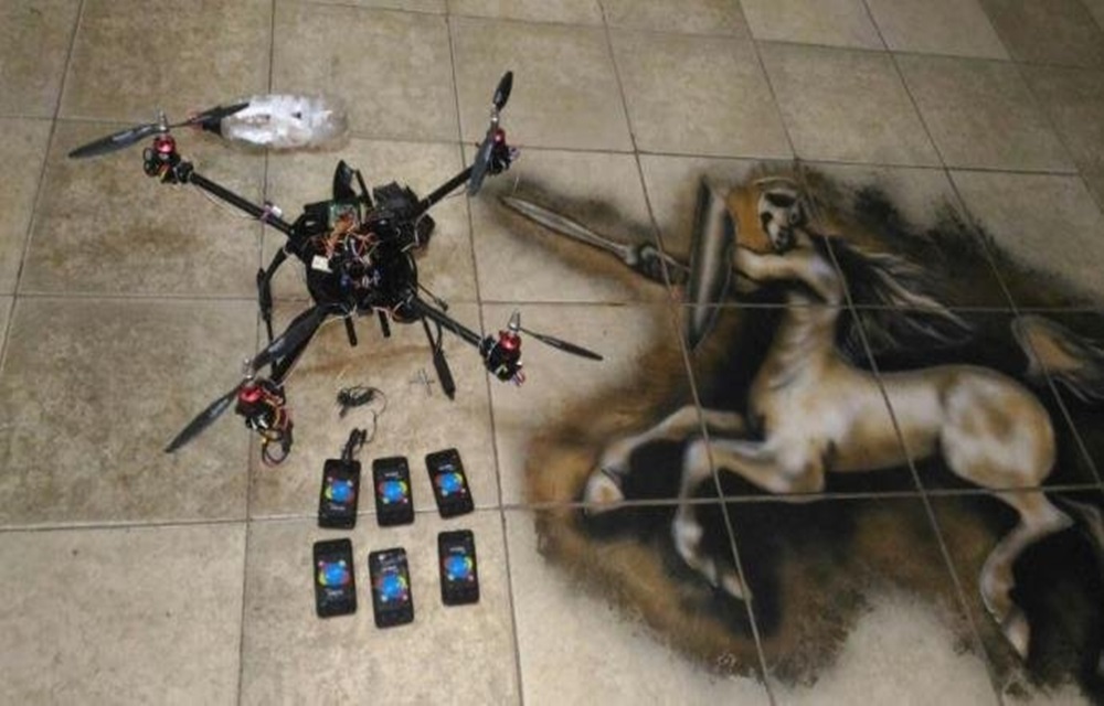 Ir para  <p>A Brigada Militar (BM) apreendeu um drone com seis celulares amarrados que sobrevoava o entorno da Penitenci&aacute;ria de Alta Seguran&ccedil;a de Charqueadas (Pasc), na noite dessa segunda-feira.</p>

<p>Os...